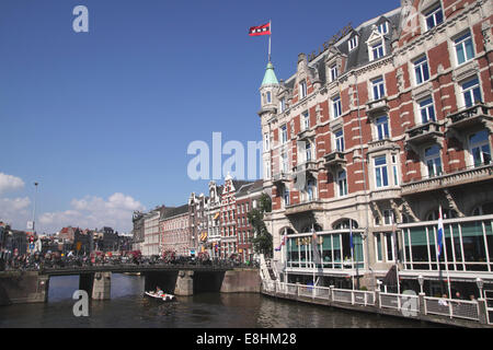 Rivière Amstel Amsterdam Hotel de l'Europe sur la droite Banque D'Images