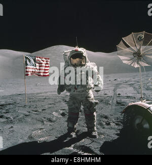 L'astronaute d'APOLLO 17 AVEC AMERICAN FLAThe voyage d'Apollo 17 a marqué la clôture du programme d'expédition pour la lune. La mission Banque D'Images
