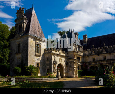 Château d'Usson près de Pons en Charente-Maritime au sud ouest de la France construit 1536 et maintenant un parc à thème appelé Le Château des Enigmes Banque D'Images