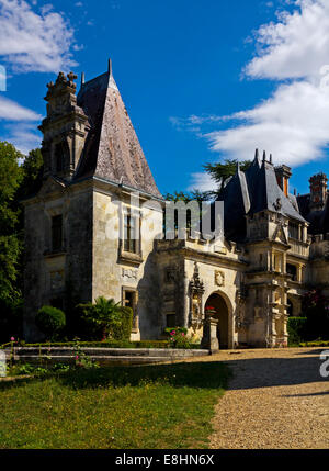 Château d'Usson près de Pons en Charente-Maritime au sud ouest de la France construit 1536 et maintenant un parc à thème appelé Le Château des Enigmes Banque D'Images