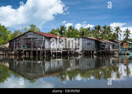 Maisons au bord de la rivière dans le village de pêcheurs de Prek Svay, l'île de Koh Rong, Cambodge Banque D'Images