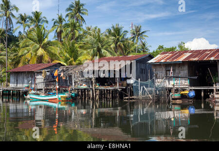 Maisons au bord de la rivière dans le village de pêcheurs de Prek Svay, l'île de Koh Rong, Cambodge Banque D'Images