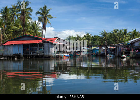 Maisons au bord de la rivière dans le village de pêcheurs de Prek Svay, l'île de Koh Rong, Cambodge Banque D'Images