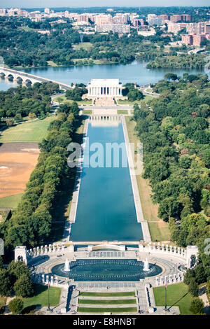 WASHINGTON DC, USA - vue de la Seconde Guerre mondiale Seconde Guerre mondiale Memorial (en bas), d'un miroir d'eau (milieu) et Lincoln Memorial (haut) dans le haut de l'Washignton Monument. Le Washington Monument se trouve à plus de 555 pieds (169 mètres) au centre du National Mall à Washington DC. Il a été achevé en 1884 et a subi des rénovations importantes en 2012-2013 après un séisme a endommagé une partie de la structure. Banque D'Images