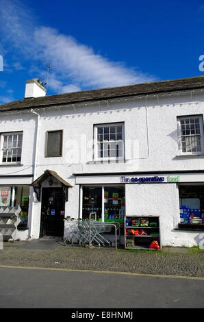 La Co-Operative Food Store, Hawkshead Village, Parc National de Lake District, Cumbria, England, UK Banque D'Images