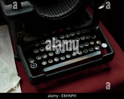 Une vieille machine à écrire. Banque D'Images