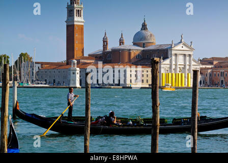 Gondoles vénitiennes traditionnelles dans le Bacino di San Marco avec San Giorgio Maggiore visible à travers l'eau dans le Nord de l'Italie Venise Banque D'Images