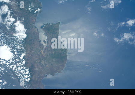 L’expédition 30 à bord de la Station spatiale internationale capture une vue sur la péninsule d’Osa au Costa Rica avec des reflets de soleil sur la surface de l’océan. L'image a été prise de l'espace, offrant des observations uniques de la Terre. Banque D'Images