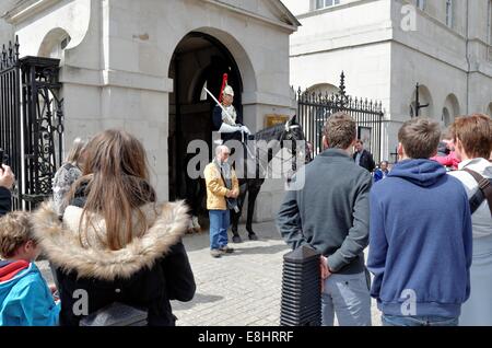 Tourist posant devant un Canada Household Cavalry trooper de garde à Whitehall central London England UK Banque D'Images