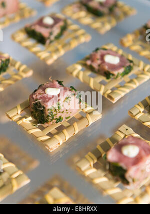 Canapés salés sur un plateau. Banque D'Images