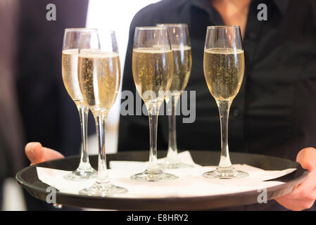 Un bac waitress de champagne Banque D'Images