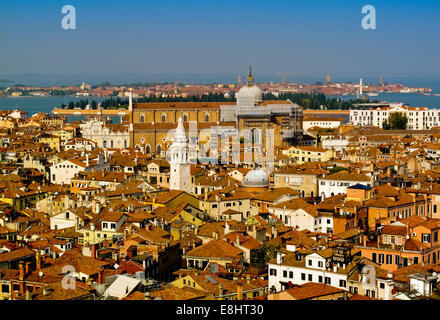 Vue sur les toits de la ville de Venise en Italie du nord à partir de l'hôtel Campanile de la Place St Marc Banque D'Images