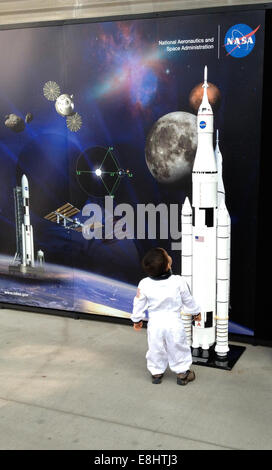 Un petit visiteur de la California Science Center à Los Angeles pendant la big dreams la navette spatiale Endeavour le 30 octobre célébration Banque D'Images