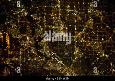 Une image nocturne de Dallas au Texas montre la zone métropolitaine illuminée, y compris Dallas Love Field et l'aéroport international de Dallas-Fort Worth, illustrant l'éclairage et l'aménagement urbains. Banque D'Images