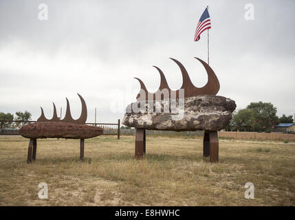 Santa Fe, NM, USA. 8 octobre, 2014. Une énorme main tenant une boîte aux lettres sur le coin d'une rue animée, des roches transformées en lézards géants dans un lot vide et les restes d'un dinosaure exposition dans une zone rurale ne sont que quelques-uns des quirky trouve dans la région de Santa Fe. © PJ Heller/ZUMA/Alamy Fil Live News Banque D'Images