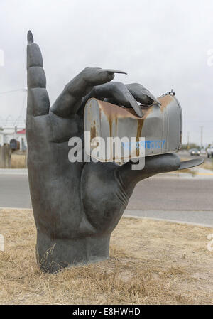 Santa Fe, NM, USA. 8 octobre, 2014. Une énorme main tenant une boîte aux lettres sur le coin d'une rue animée, des roches transformées en lézards géants dans un lot vide et les restes d'un dinosaure exposition dans une zone rurale ne sont que quelques-uns des quirky trouve dans la région de Santa Fe. © PJ Heller/ZUMA/Alamy Fil Live News Banque D'Images