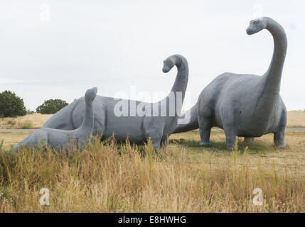 Santa Fe, NM, USA. 8 octobre, 2014. Une énorme main tenant une boîte aux lettres sur le coin d'une rue animée, des roches transformées en lézards géants dans un lot vide et les restes d'un dinosaure exposition dans une zone rurale ne sont que quelques-uns des quirky trouve dans la région de Santa Fe. © PJ Heller/ZUMA/Alamy Fil Live News Banque D'Images