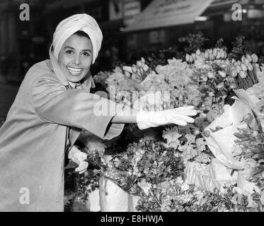 9 mai 2010 - Mary LENA HORNE CALHOUN (30 juin 1917 - 9 mai 2010) était une chanteuse, actrice, danseuse et militant des droits civils. Photo - Apr 12, 1964 - Londres, Angleterre - Chanteur Musicien Lena Horne va faire les courses pour les fleurs sur Argyll Street à l'extérieur du London Palladium. Elle était en ville pour toutes sortes de spectacle d'ouverture apparaissent sur la 9ème. © Keystone Photos/ZUMA/ZUMAPRESS.com/Alamy fil Live News Banque D'Images