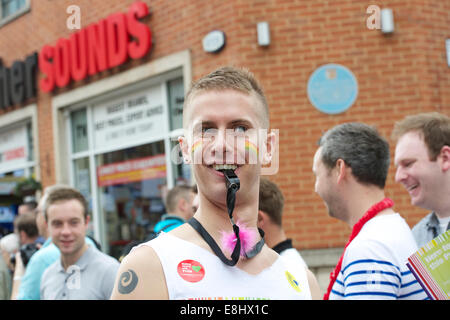 Marcher sur la marche de la fierté des coups de sifflet aux spectateurs, Manchester. Banque D'Images