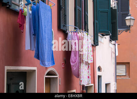 Sur les lignes de séchage lavage suspendu à l'immeuble à Sestri Levante, ligurie, italie Banque D'Images