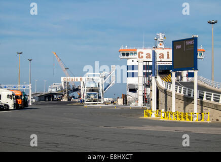 Port de Calais avec points d'amarrage pour les transbordeurs et les zones de fret, Calais, France Banque D'Images