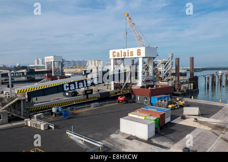 Port de Calais avec points d'amarrage pour les transbordeurs et les zones de fret, Calais, France Banque D'Images