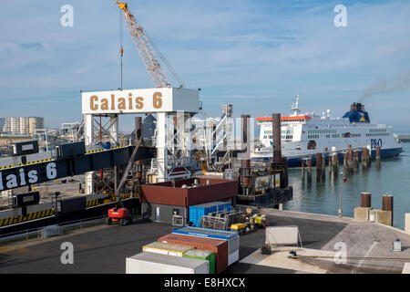 Port de Calais avec points d'amarrage pour les transbordeurs et les zones de fret, Calais, France Banque D'Images