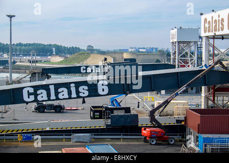 Port de Calais avec points d'amarrage pour les transbordeurs et les zones de fret, Calais, France Banque D'Images