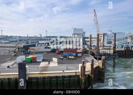 Port de Calais avec points d'amarrage pour les transbordeurs et les zones de fret, Calais, France Banque D'Images