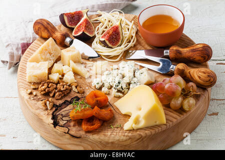 Plateau de fromages assortiment de divers types de fromage sur la planche à découper en bois Banque D'Images