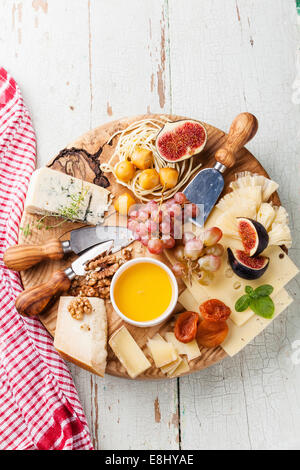 Plateau de fromages assortiment de divers types de fromage sur la planche à découper en bois Banque D'Images