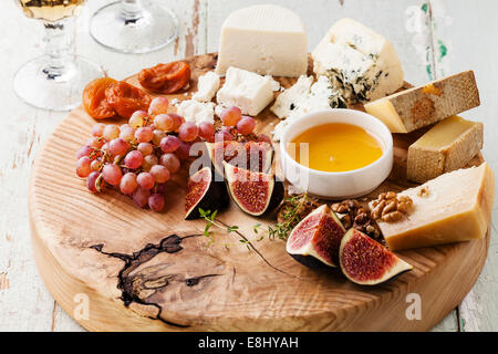 Plateau de fromages assortiment de divers types de fromage sur la planche à découper en bois Banque D'Images
