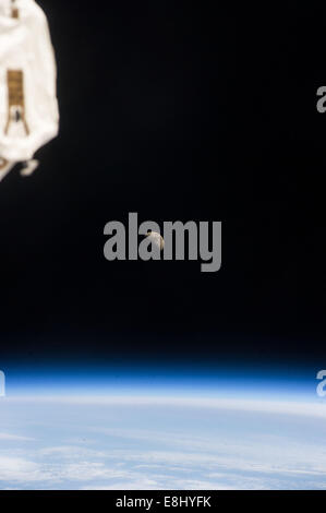 La Lune est vue clairement au-dessus de la Terre, capturant sa position céleste dans le ciel. La Lune reste le seul satellite naturel de la Terre et joue un rôle crucial dans divers phénomènes naturels tels que les marées. Banque D'Images