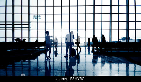 Silhouettes of Multi-Ethnic groupe de gens d'affaires en attente dans un terminal de l'aéroport Banque D'Images