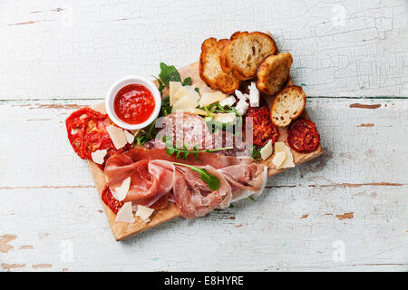 La viande froide et du pain Plaque sur fond de bois Banque D'Images