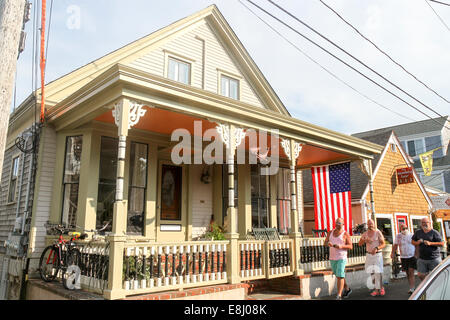 Les hommes passent devant une maison à Provincetown, Massachusetts Banque D'Images