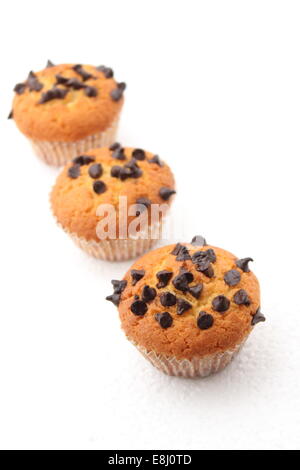 Muffins aux pépites de chocolat vanille sur un fond blanc Banque D'Images