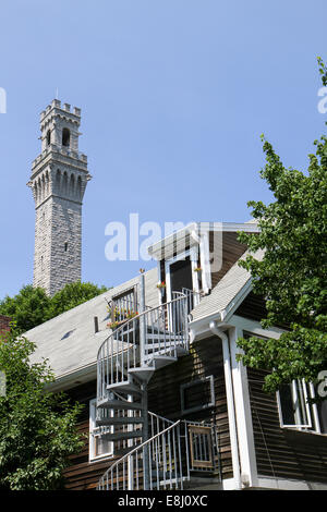 Une vue sur un toit vers le Pilgrim Monument, Provincetown, Massachusetts Banque D'Images