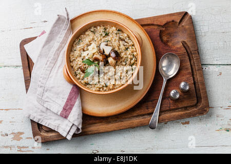 Le risotto aux champignons sur une planche en bois Banque D'Images