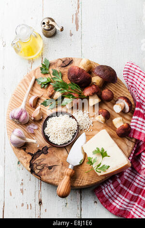 Ingrédients pour le risotto aux champignons sauvages sur fond de bois Banque D'Images