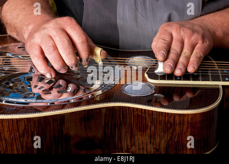 Guitariste Dobro maître joue son instrument Banque D'Images