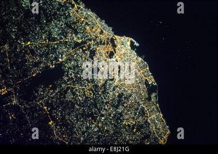L'un de l'Expédition 35 membres d'équipage en orbite autour de la Terre à bord de la Station spatiale internationale photographiée cette nuit image de tri Banque D'Images