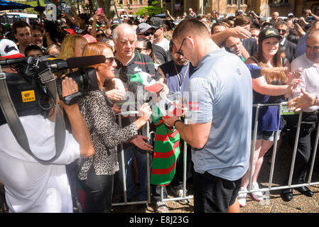 Sydney, Australie. 9 octobre, 2014. South Sydney Rabbitohs salue joueurs fans et de poser pour des photographies à l'Hôtel de ville de Sydney. Credit : MediaServicesAP/Alamy Live News Banque D'Images