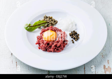 Tartare de boeuf aux câpres et l'oignon on white plate Banque D'Images