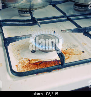 Sale vieille cuisinière à gaz avec flamme. Croisés. Banque D'Images