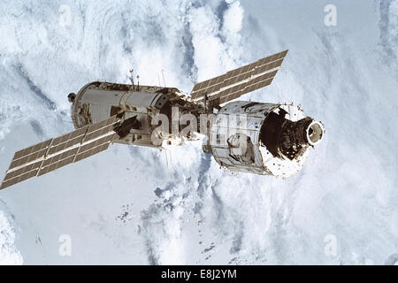 Le 4 décembre 1998, la Station spatiale internationale (ISS) Nœud 1, connu sous le nom de l'unité, a été lancé à bord de la navette spatiale Endeavour ( Banque D'Images