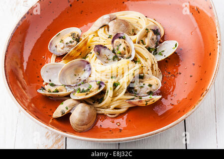 Pâtes aux fruits de mer Spaghetti alle vongole avec palourdes sur plaque orange Banque D'Images