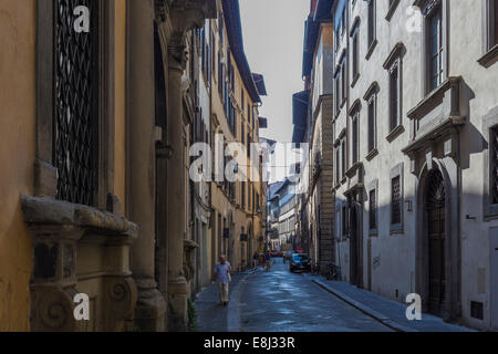 Un homme qui marche dans une rue étroite, Florence, Toscane, Italie Banque D'Images