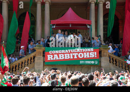 Sydney, NSW, Australie. 9 octobre 2014. Après avoir remporté la Grande Finale de la NRL, le South Sydney Rabbitohs ont reçu les clés de la ville de Sydney par le maire lors d'une cérémonie à la place de Sydney vu par les fans de l'équipe de rugby. Sur la photo, South Sydney Rabbitohs joueurs. Crédit : Copyright 2014 Richard Milnes/Alamy Live News. Banque D'Images