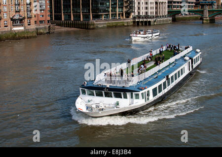 Croisière Bateaux London restaurant "Harmonie" sur la rivière Thames, London, UK Banque D'Images